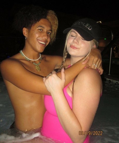 Emily V photo 37