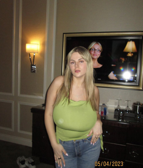 Emily V photo 39
