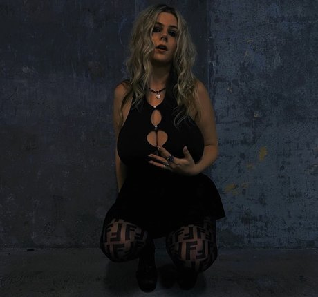 Emily V photo 40