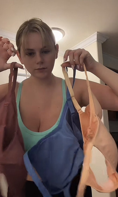 Emily V photo 68