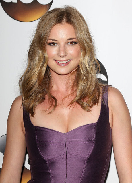Emily VanCamp photo 33