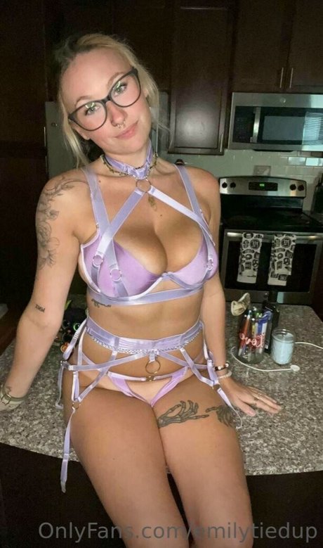Emilytiedup photo 4