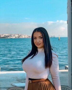 Emina Jahi photo 327