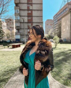 Emina Jahi photo 330