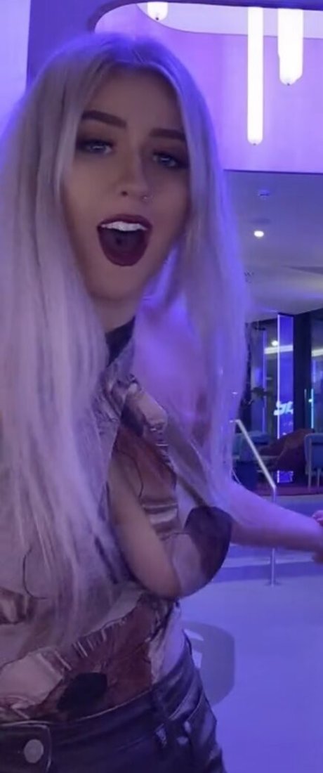 Emma C photo 17