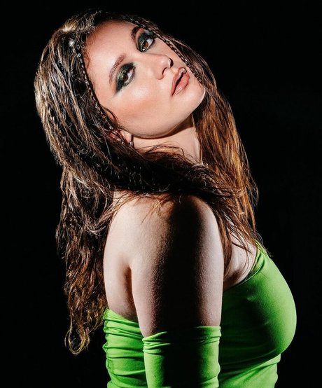 Emma Kenney photo 40