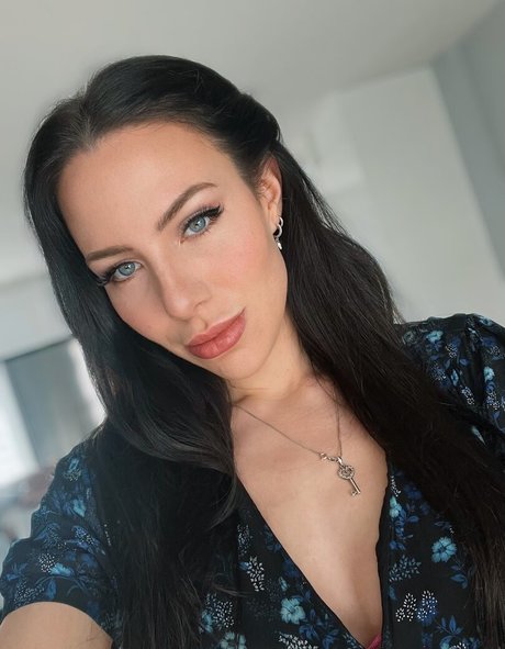 Emma Sinclair photo 15