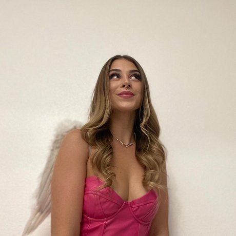 Emmily Mello photo 26