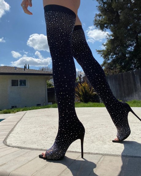 Emmily Mello photo 32