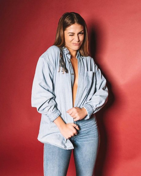 Emmily Mello photo 39