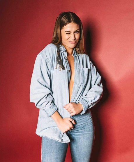 Emmily Mello photo 41