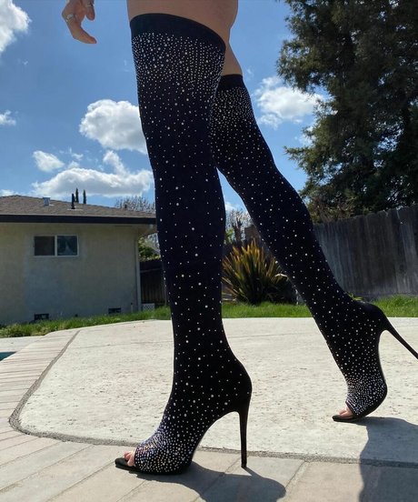 Emmily Mello photo 48