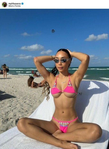 Eva Gutowski photo 3