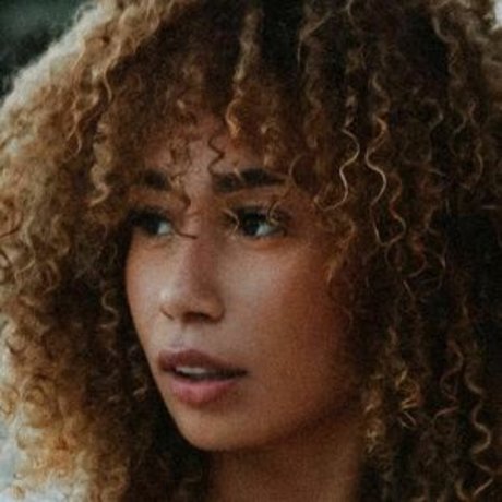 Eva Gutowski photo 7