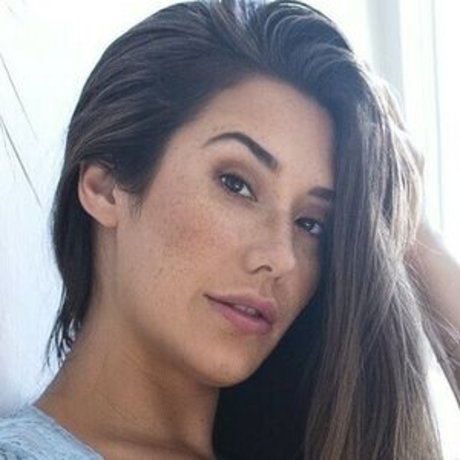 Eva Lovia photo 12