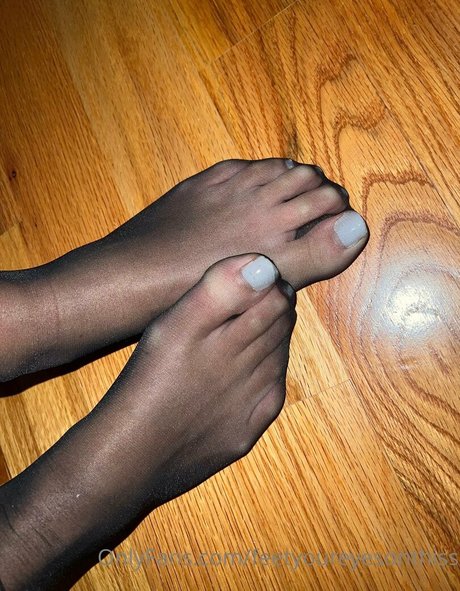 Feetyoureyesonthiss photo 1