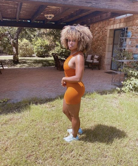 Fleur East photo 8
