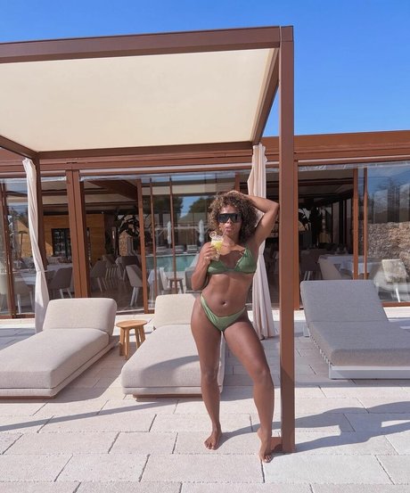 Fleur East photo 14