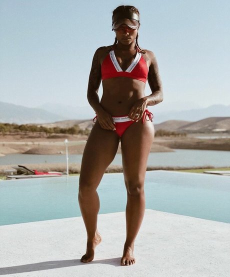 Fleur East photo 38