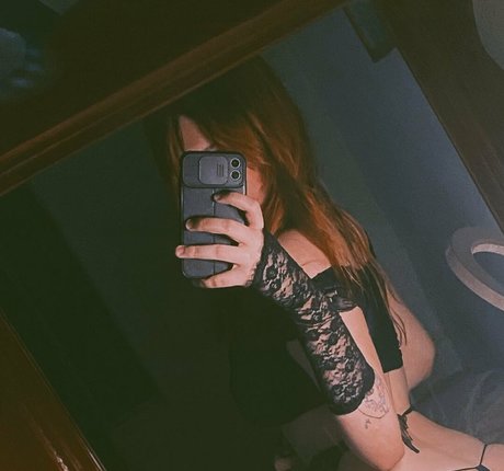 Foxy Bellyne photo 2