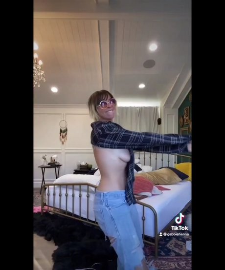 Gabbie Hanna photo 1
