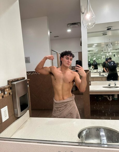 Gayvro photo 3