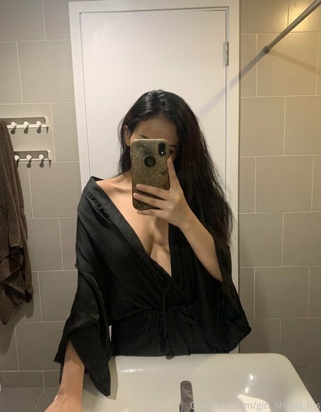 Girl_shows_tits photo 1
