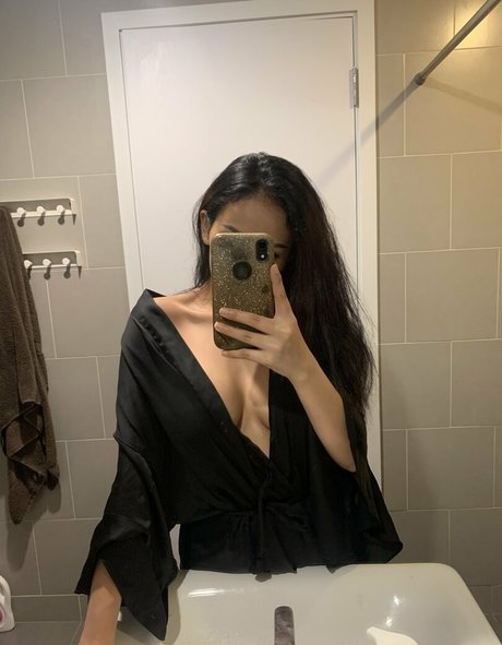 Girl_shows_tits photo 2