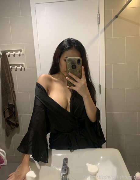 Girl_shows_tits photo 3