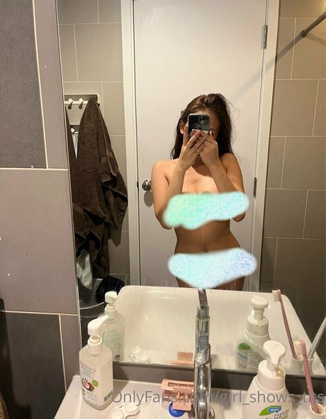 Girl_shows_tits photo 4