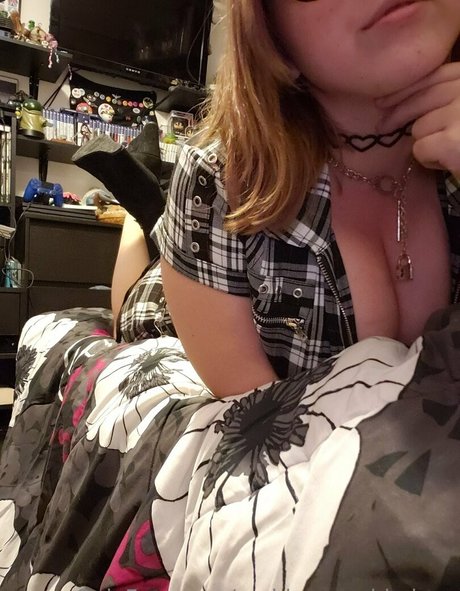 Goddessmaddydove photo 11