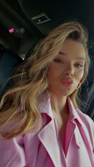 Hailee Steinfeld photo 1