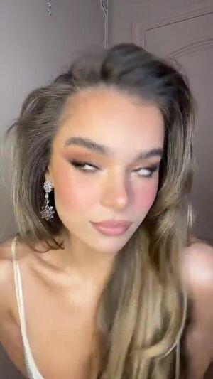 Hailee Steinfeld photo 2