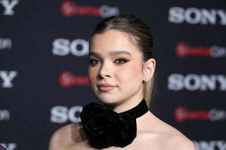 Hailee Steinfeld photo 26