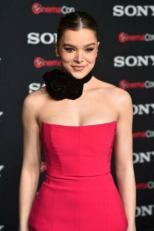 Hailee Steinfeld photo 36