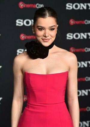 Hailee Steinfeld photo 38