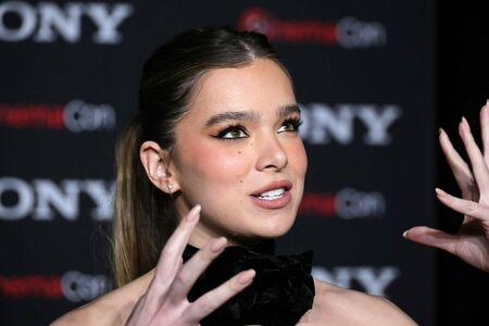 Hailee Steinfeld photo 43