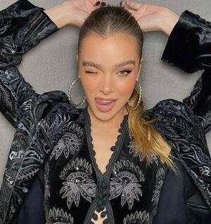 Hailee Steinfeld photo 309