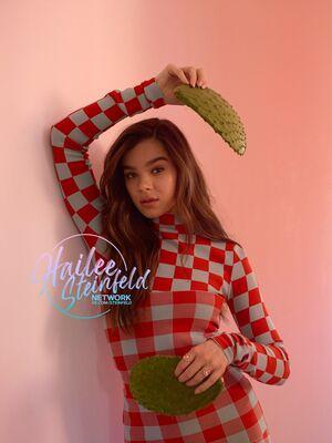 Hailee Steinfeld photo 335
