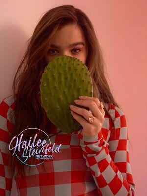 Hailee Steinfeld photo 358