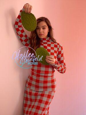 Hailee Steinfeld photo 359
