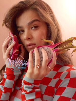 Hailee Steinfeld photo 374
