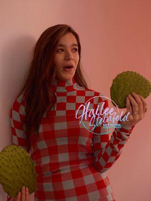 Hailee Steinfeld photo 382