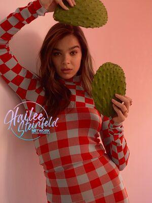 Hailee Steinfeld photo 390