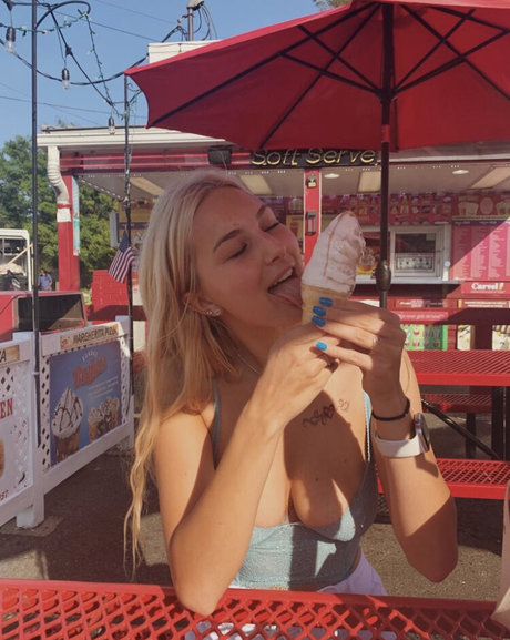 Hailey D photo 13