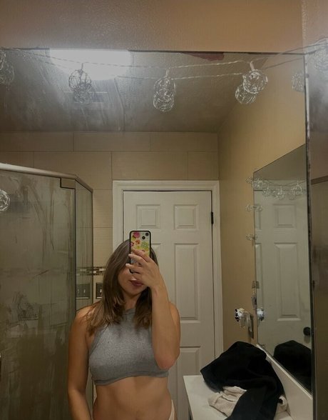 Hailey Gutierrez photo 4