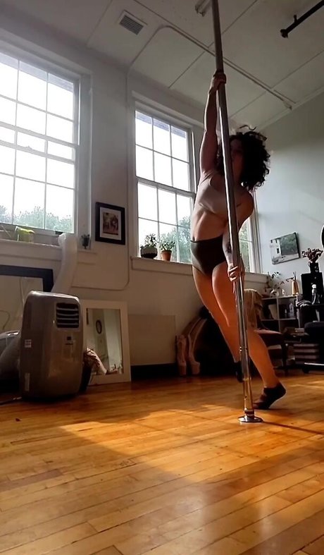 Hallee Hirsh photo 10