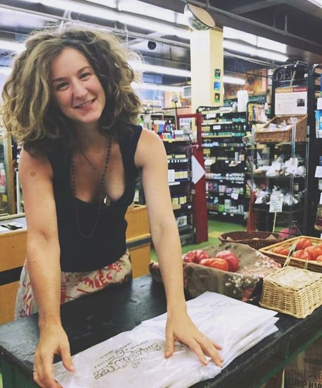 Hallee Hirsh photo 32