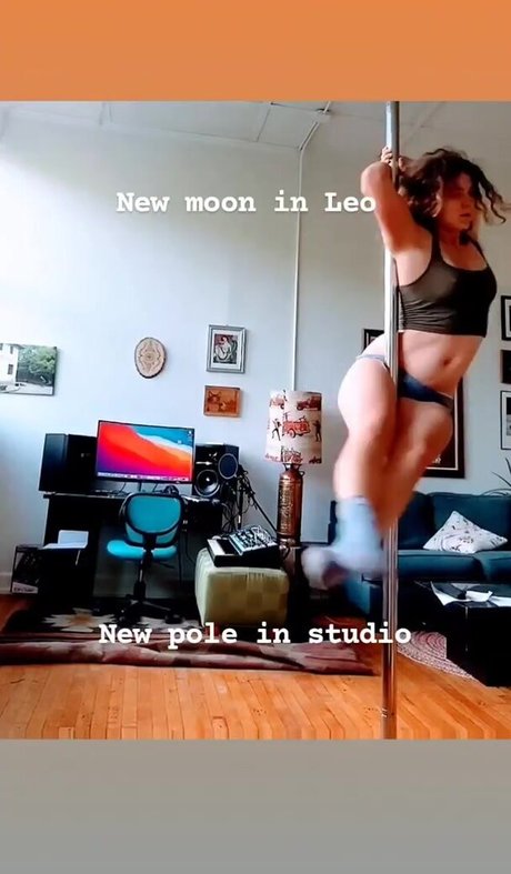 Hallee Hirsh photo 51