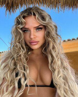 Hannah Brooke photo 24